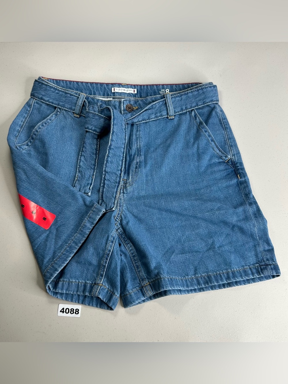 Tommy Hilfiger women’s Blue Denim Shorts Size 8 Belted Pockets Zip